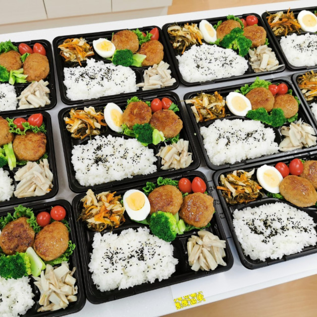 彩りよい12食のお弁当が完成!の画像2