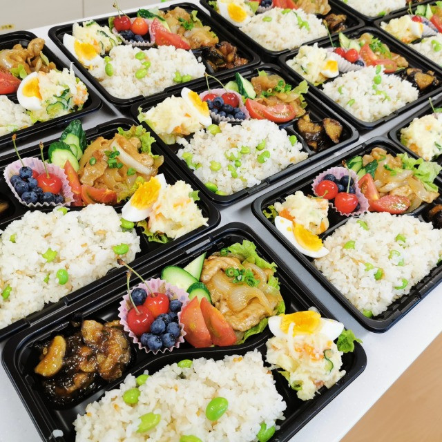 もくもくとお弁当につめていきます!の画像2