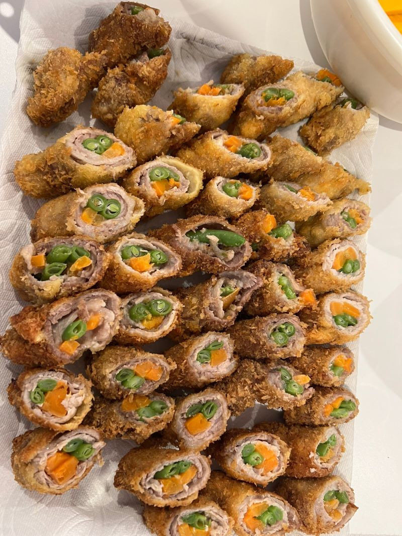 メインはにんじんといんげんを巻いた豚カツとお野菜フライでボリューム感たっぷり☺の画像2